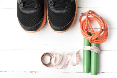 ahşap masa ile üzerinde fitness ekipmanları