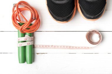 ahşap masa ile üzerinde fitness ekipmanları