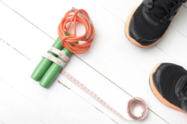 ahşap masa ile üzerinde fitness ekipmanları