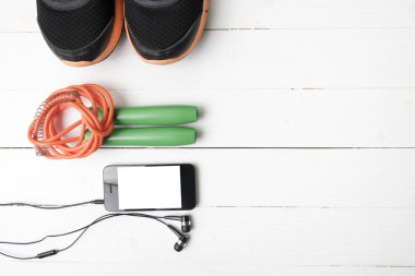 ahşap masa ile üzerinde fitness ekipmanları