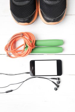 ahşap masa ile üzerinde fitness ekipmanları