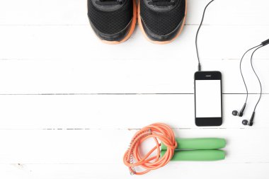 ahşap masa ile üzerinde fitness ekipmanları