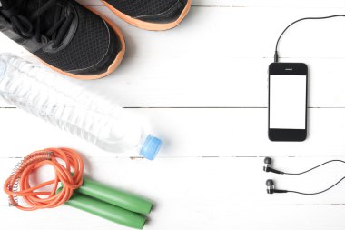 ahşap masa ile üzerinde fitness ekipmanları
