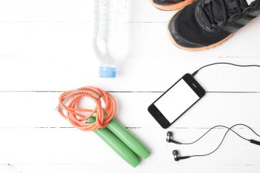 ahşap masa ile üzerinde fitness ekipmanları