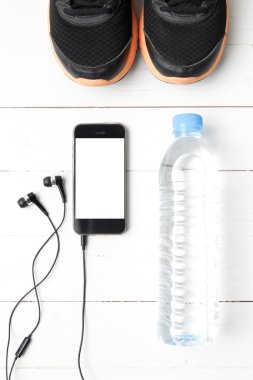 ahşap masa ile üzerinde fitness ekipmanları