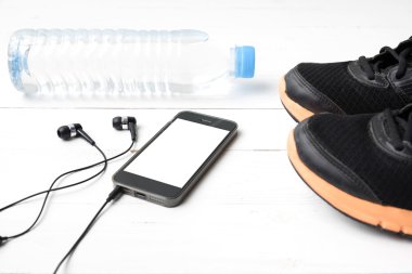 ahşap masa ile üzerinde fitness ekipmanları