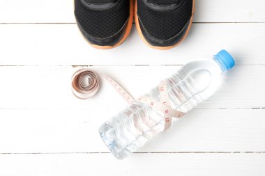 ahşap masa ile üzerinde fitness ekipmanları