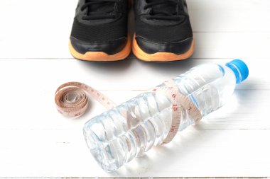 ahşap masa ile üzerinde fitness ekipmanları