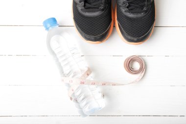 ahşap masa ile üzerinde fitness ekipmanları