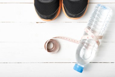 ahşap masa ile üzerinde fitness ekipmanları