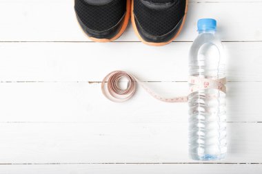 ahşap masa ile üzerinde fitness ekipmanları