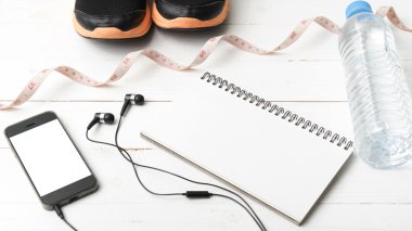 koşu ayakkabıları, bant, içme suyu, dizüstü bilgisayar ve telefon ölçme