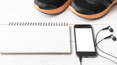 koşu ayakkabıları, dizüstü bilgisayar ve telefon
