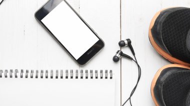 koşu ayakkabıları, dizüstü bilgisayar ve telefon