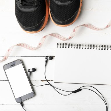 koşu ayakkabıları, bant, dizüstü bilgisayar ve telefon ölçme