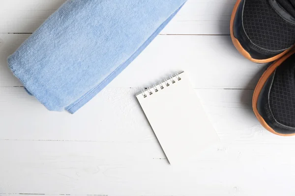 Aparatos de fitness sobre mesa de madera blanca — Foto de Stock