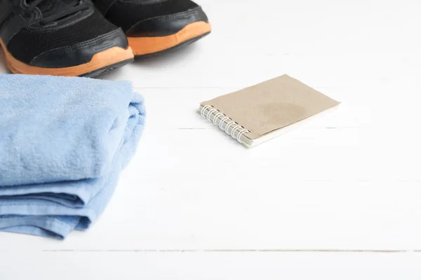 Aparatos de fitness sobre mesa de madera blanca — Foto de Stock