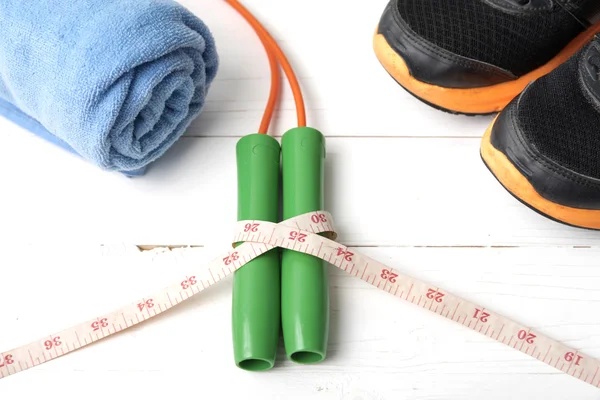 Equipamento de fitness na mesa de madeira branca — Fotografia de Stock