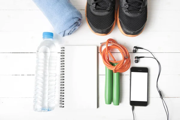 Appareils de fitness sur table en bois blanc — Photo