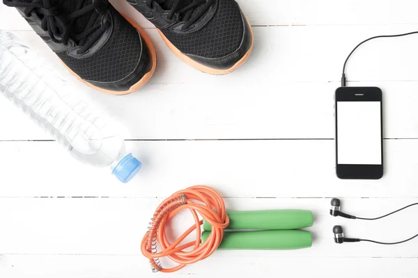 Aparatos de fitness con mesa de madera — Foto de Stock