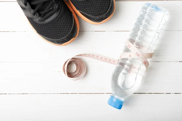 Equipamento de fitness com mesa de madeira — Fotografia de Stock