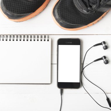 koşu ayakkabıları, dizüstü bilgisayar ve telefon