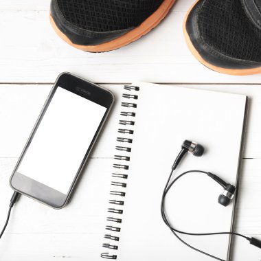 koşu ayakkabıları, dizüstü bilgisayar ve telefon