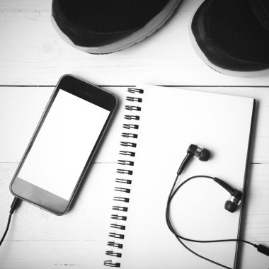koşu ayakkabıları, defter ve telefon siyah ve beyaz rengi styl