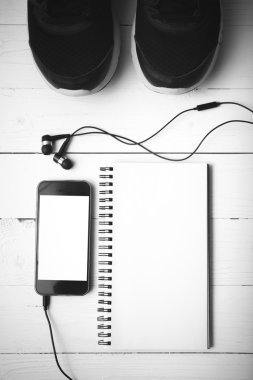 koşu ayakkabıları, defter ve telefon siyah ve beyaz rengi styl