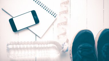 koşu ayakkabıları, ölçme bant, içme suyu, defter ve telefon v