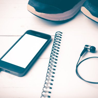 koşu ayakkabıları, defter ve telefon vintage tarzı