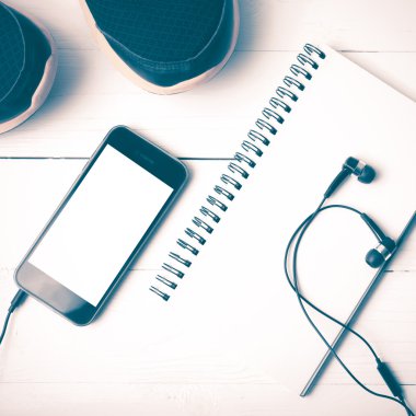koşu ayakkabıları, defter ve telefon vintage tarzı