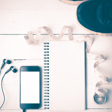 koşu ayakkabıları, bant, dizüstü bilgisayar ve telefon vintage tarzı ölçme