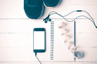 koşu ayakkabıları, bant, dizüstü bilgisayar ve telefon vintage tarzı ölçme