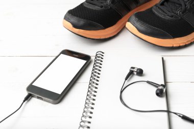 koşu ayakkabıları, dizüstü bilgisayar ve telefon