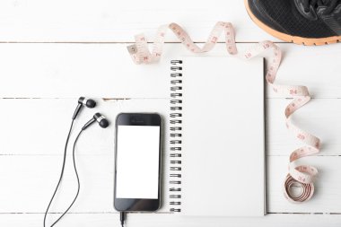 koşu ayakkabıları, bant, dizüstü bilgisayar ve telefon ölçme