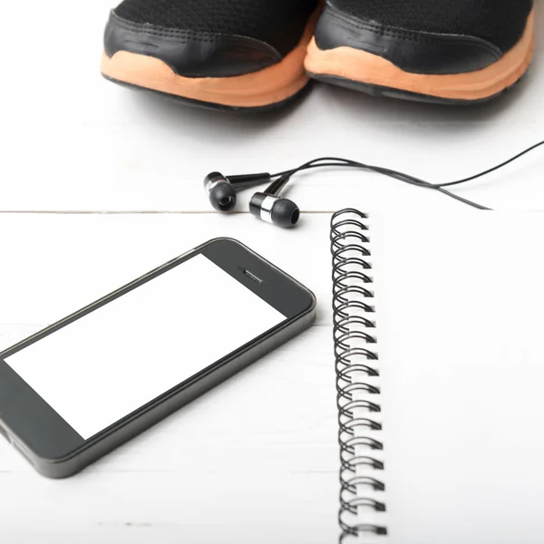 Tênis de corrida, notebook e telefone — Fotografia de Stock