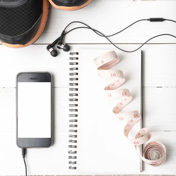 Tênis de corrida, fita métrica, notebook e telefone — Fotografia de Stock