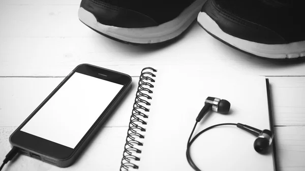 Scarpe da corsa, notebook e telefono in bianco e nero tono styl — Foto Stock