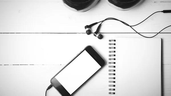 Tênis de corrida, notebook e telefone preto e branco tom de cor styl — Fotografia de Stock