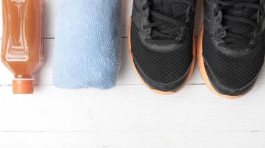 koşu ayakkabıları, havlu ve portakal suyu