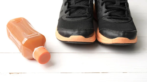 Παπούτσια για τρέξιμο και χυμό πορτοκαλιού — Φωτογραφία Αρχείου