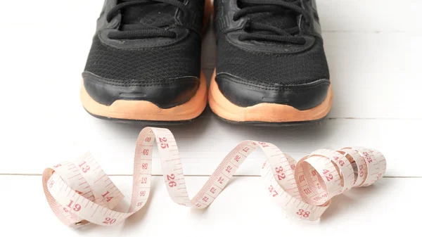 Ayakkabı çalıştıran ve teyp ölçme — Stok fotoğraf