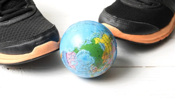 跑步鞋和地球球 — 图库照片