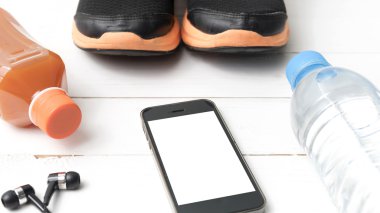 koşu ayakkabıları, portakal suyu, içme suyu ve telefon