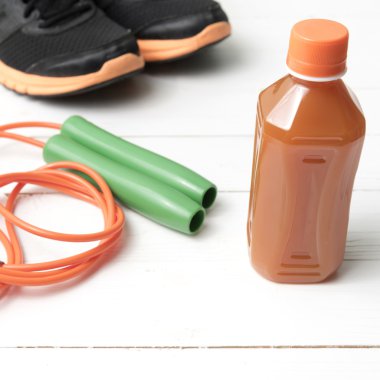 Beyaz ahşap zemin üzerinde fitness ekipmanları