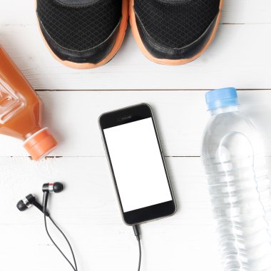koşu ayakkabıları, portakal suyu, içme suyu ve telefon