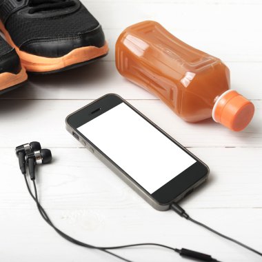 koşu ayakkabıları, portakal suyu ve telefon