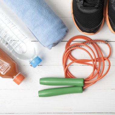 Beyaz ahşap zemin üzerinde fitness ekipmanları