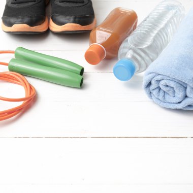 Beyaz ahşap zemin üzerinde fitness ekipmanları